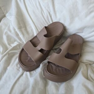 CROCS Classic Double-Cut Slide Sandals in Mauve Brown